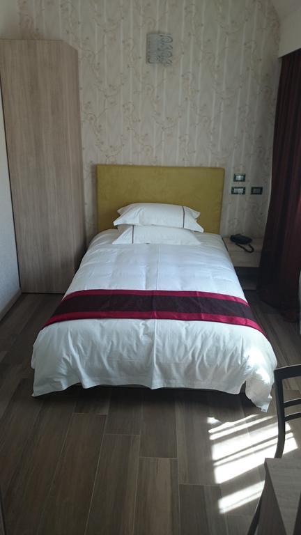 Igiban Hotel Milán Habitación foto